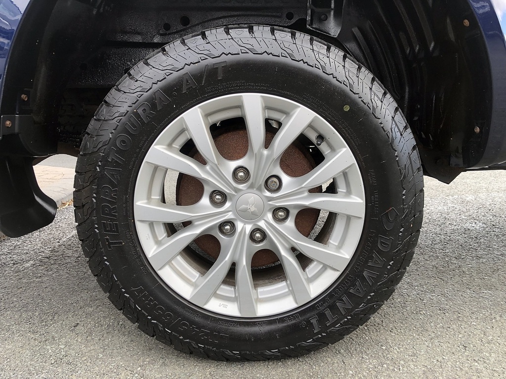 Mitsubishi L200 L200 4Work Club Cab Di-d 4X4 Silver #12