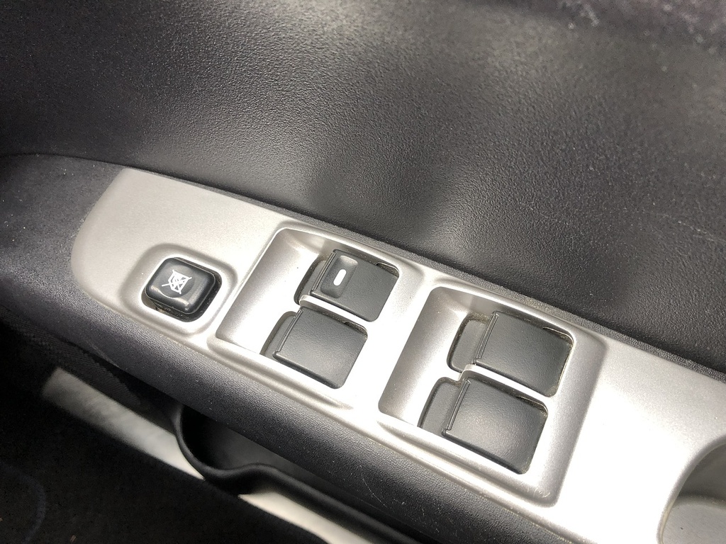 Mitsubishi L200 L200 4Work Club Cab Di-d 4X4 Silver #42