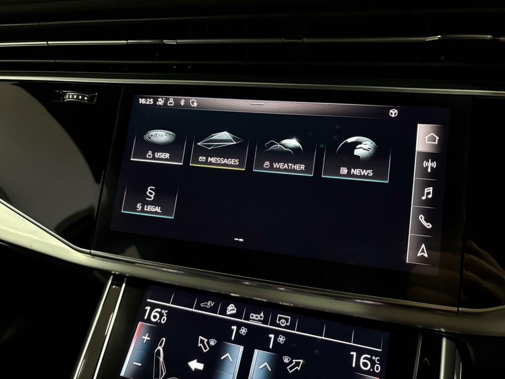 Audi Q7 Black Edition  #31