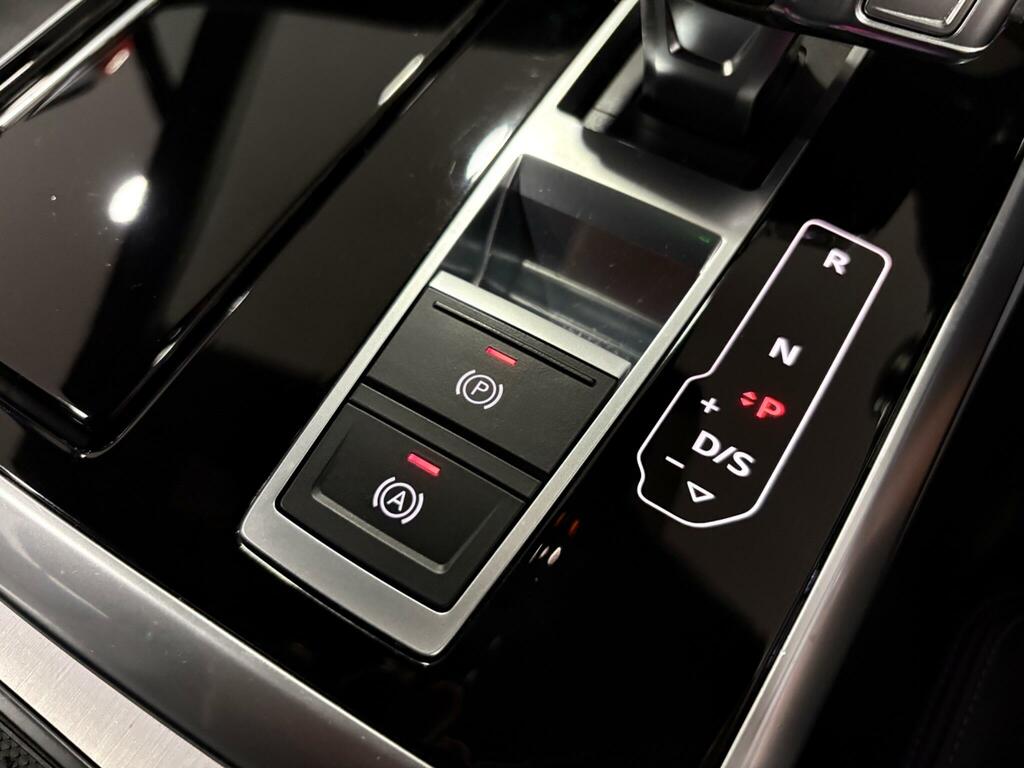 Audi Q7 Black Edition  #35