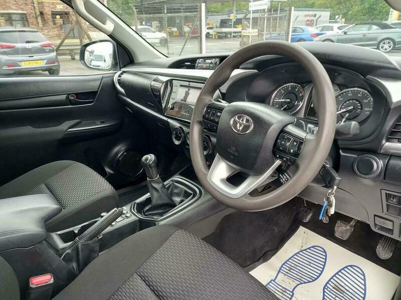 Toyota HILUX D-4d Active Narrow Body White #8