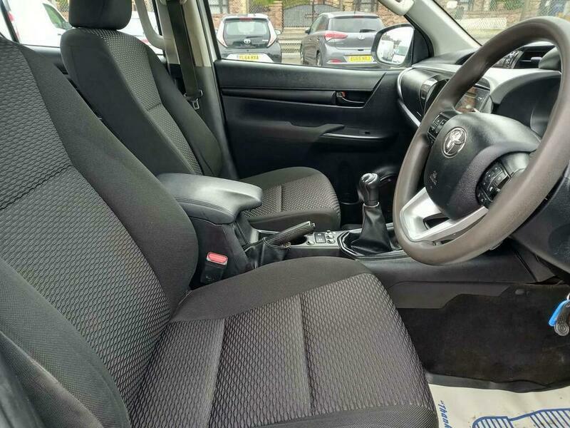 Toyota HILUX D-4d Active Narrow Body White #9
