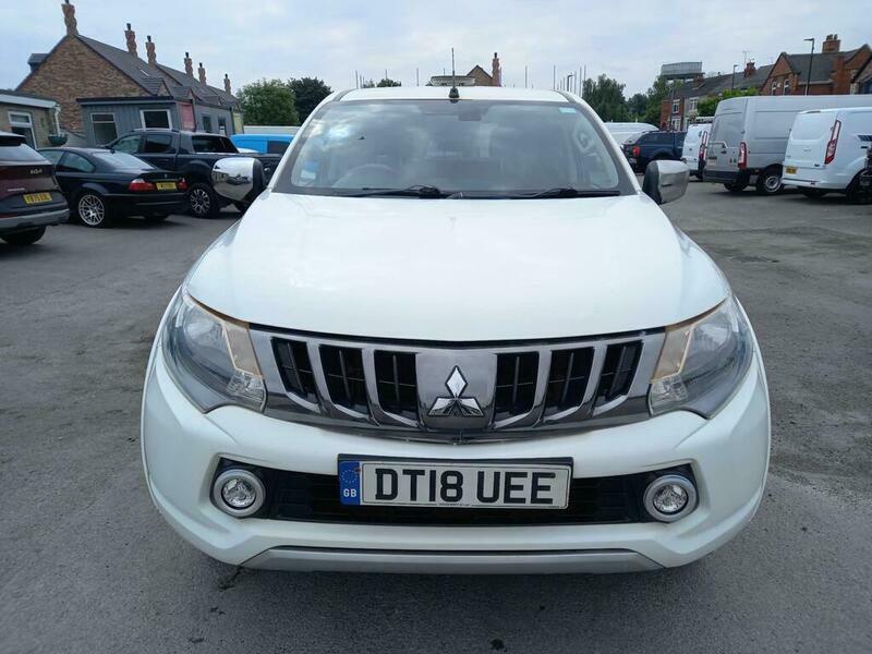 Mitsubishi L200 Di-d 4Wd Titan Dcb White #4
