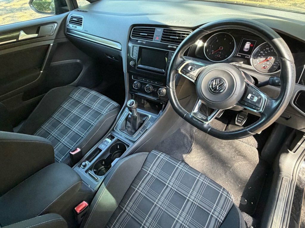 Volkswagen Golf 2L Gtd Black #4