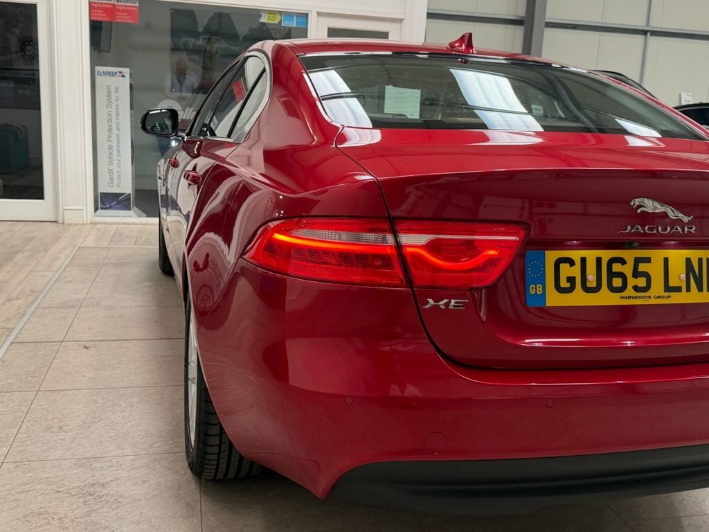 Jaguar XE Gtdi R-sport Saloon 2.0 Gtdi R-sport White #28