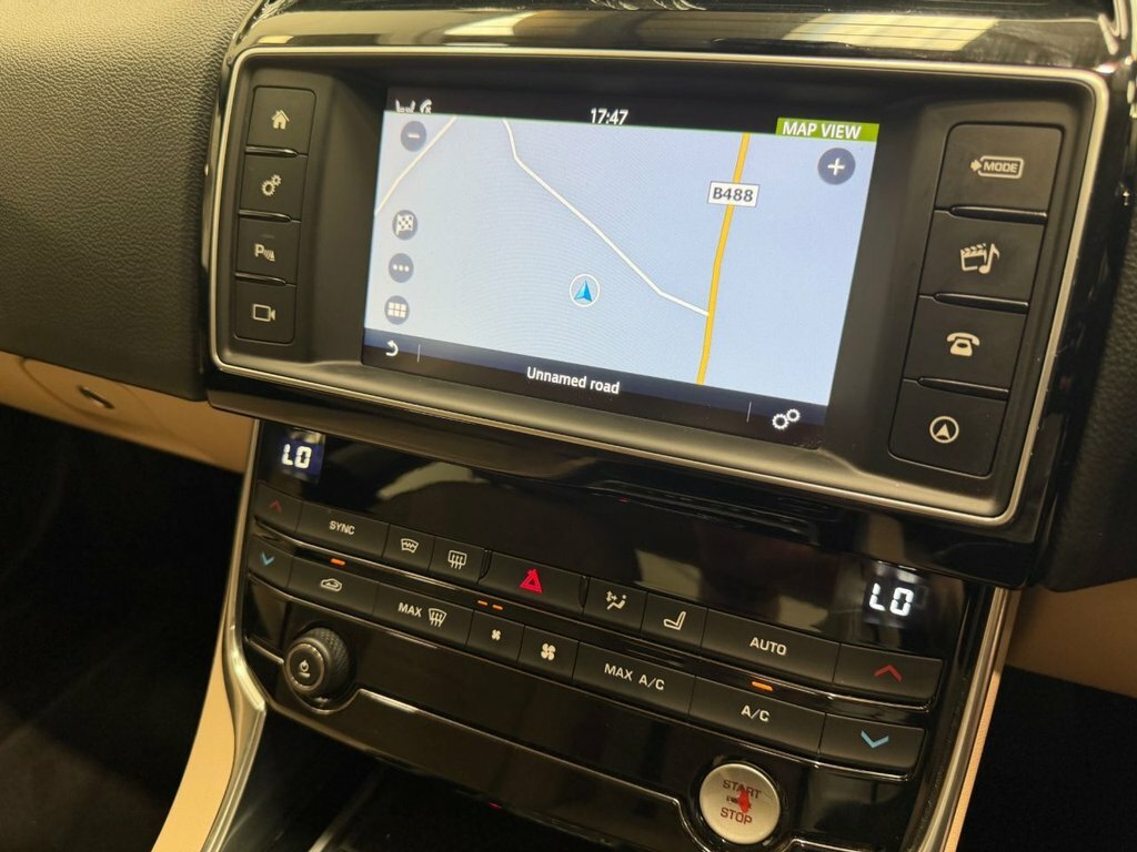 Jaguar XE Gtdi R-sport Saloon 2.0 Gtdi R-sport White #29