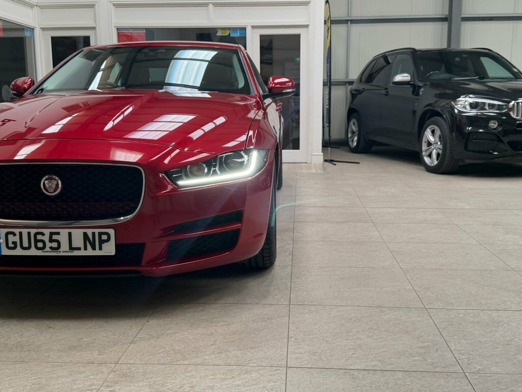 Jaguar XE 2L Prestige Red #4