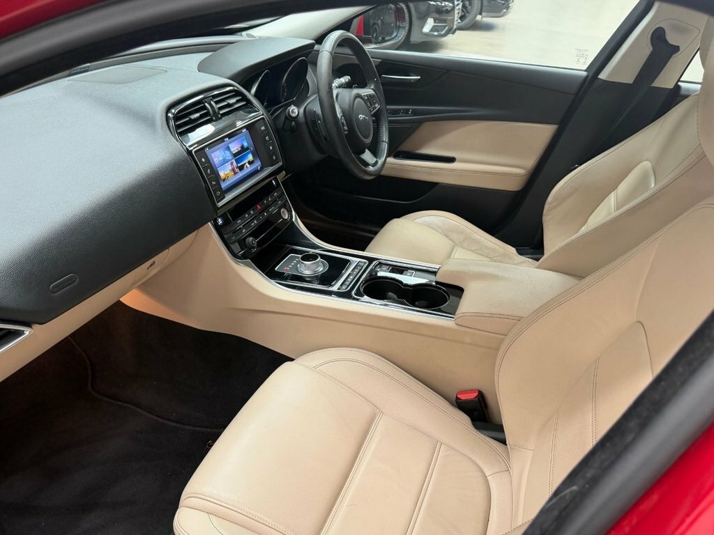Jaguar XE Gtdi R-sport Saloon 2.0 Gtdi R-sport White #15