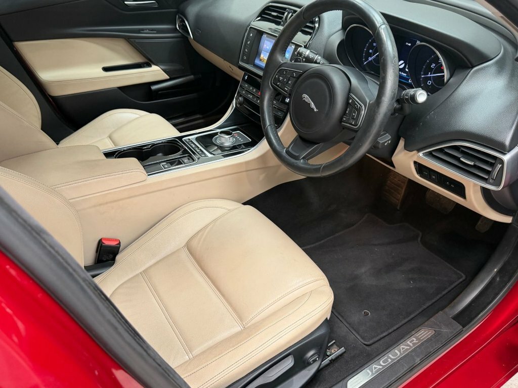Jaguar XE Gtdi R-sport Saloon 2.0 Gtdi R-sport White #13