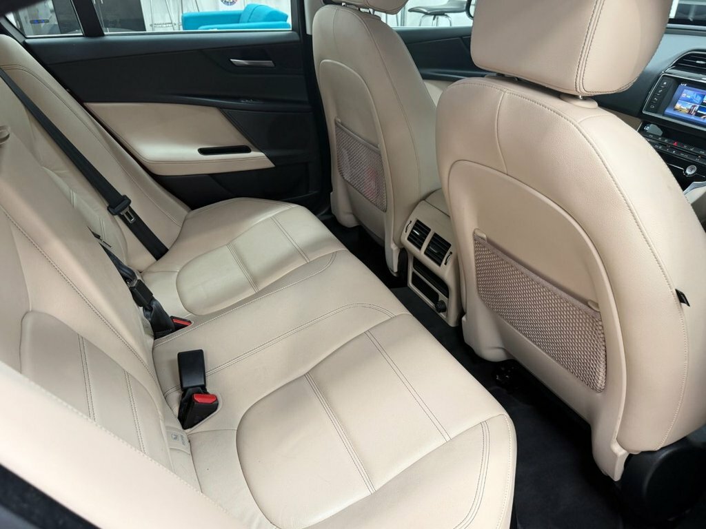 Jaguar XE Gtdi R-sport Saloon 2.0 Gtdi R-sport White #14