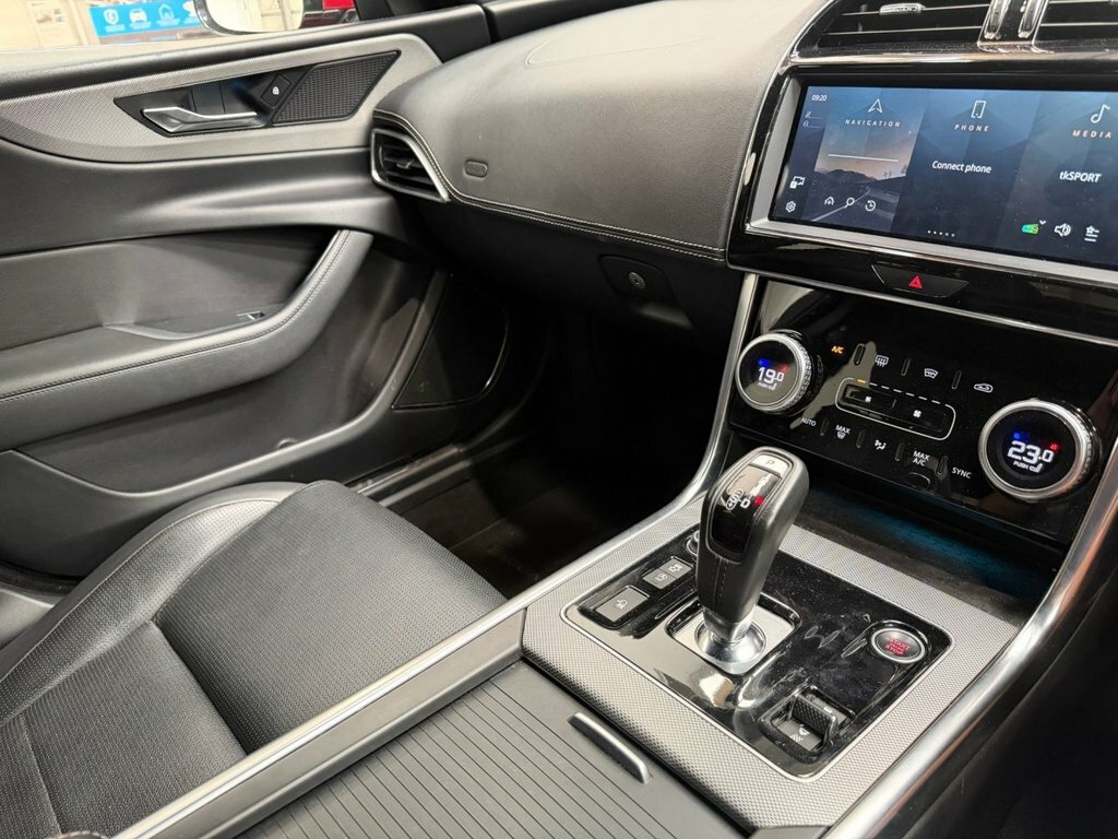 Jaguar XE 2.0 P250 R-dynamic Black Saloon Black #31