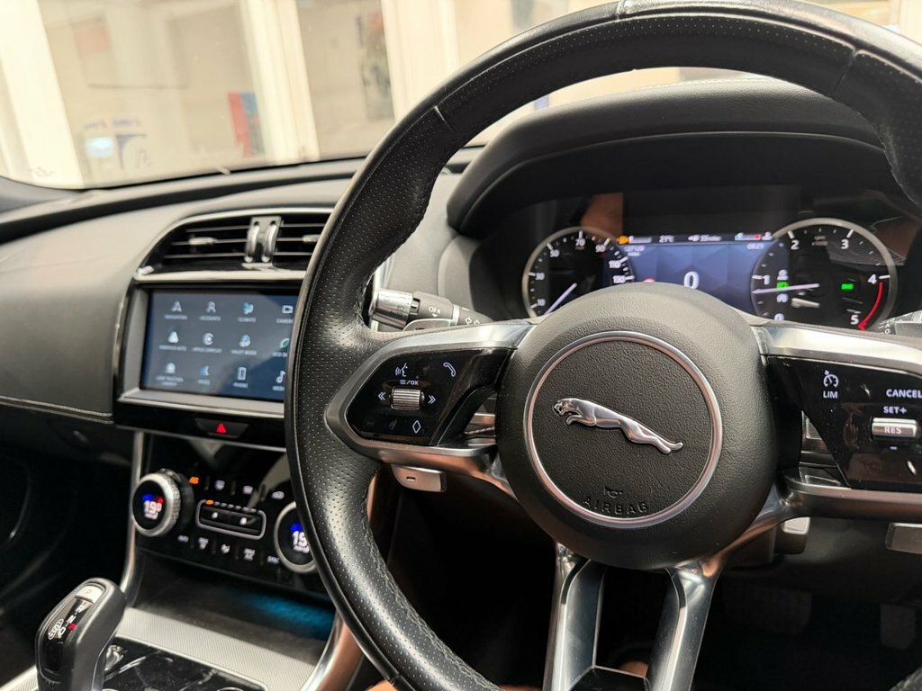 Jaguar XE 2.0 P250 R-dynamic Black Saloon Black #37