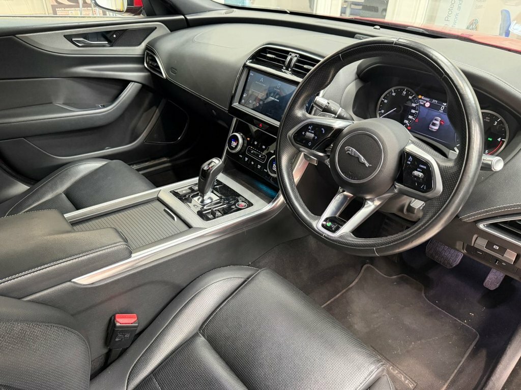 Jaguar XE 2.0 P250 R-dynamic Black Saloon Black #18