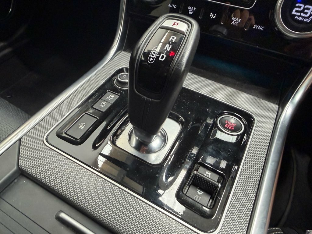 Jaguar XE 2.0 P250 R-dynamic Black Saloon Black #32