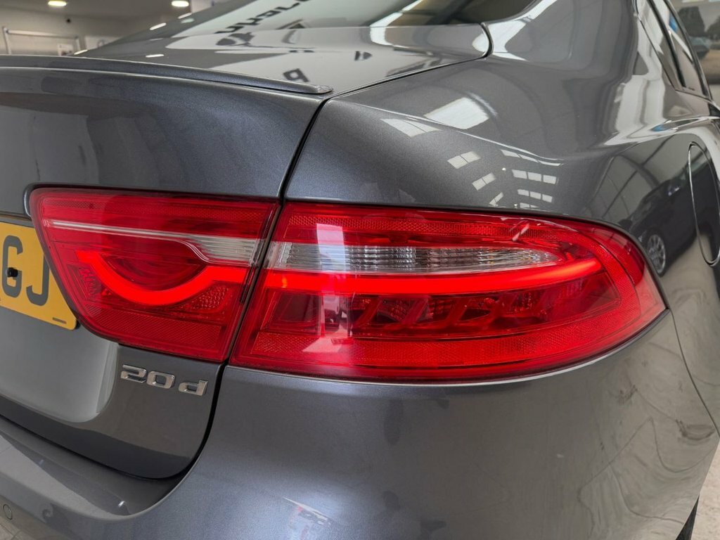 Jaguar XE R-sport Red #19