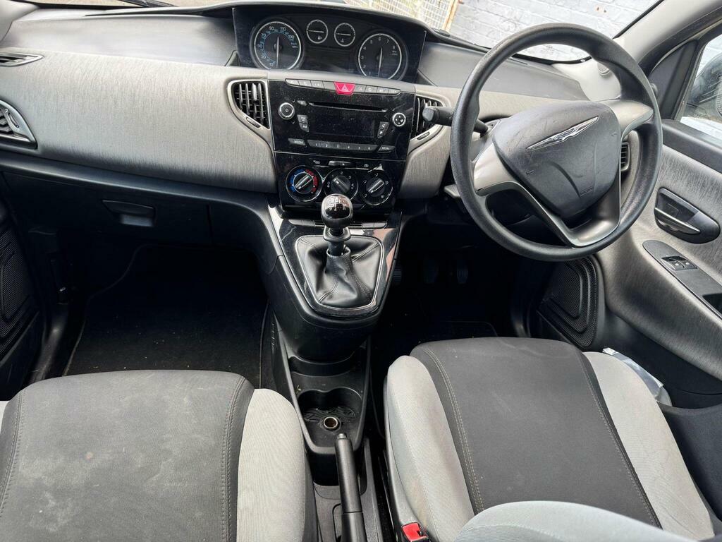Chrysler Ypsilon 1.2 Black Red Black #10