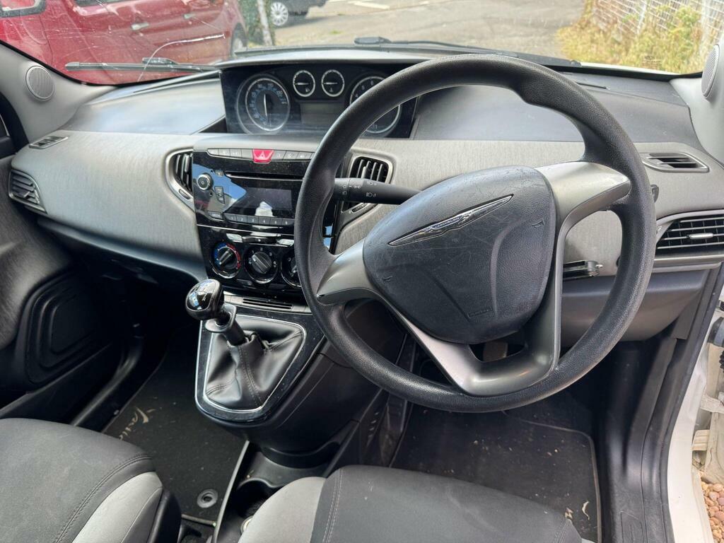 Chrysler Ypsilon 1.2 Black Red Black #13