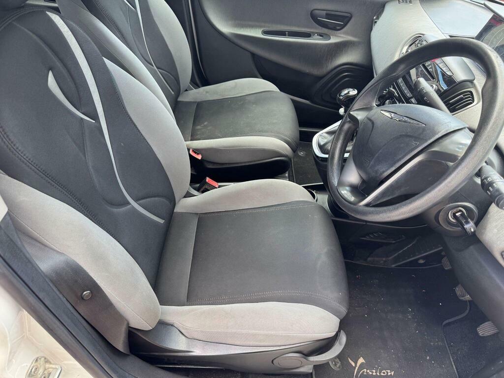 Chrysler Ypsilon 1.2 Black Red Black #12
