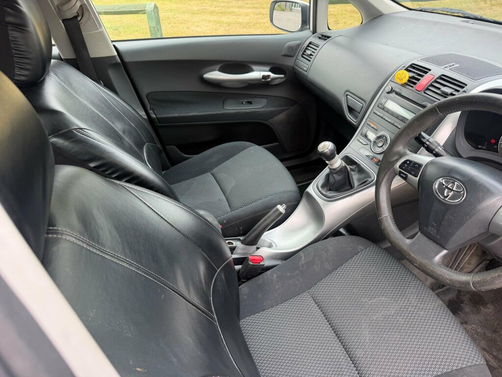 Toyota Auris 1.6 V-matic Tr Euro 5 White #6