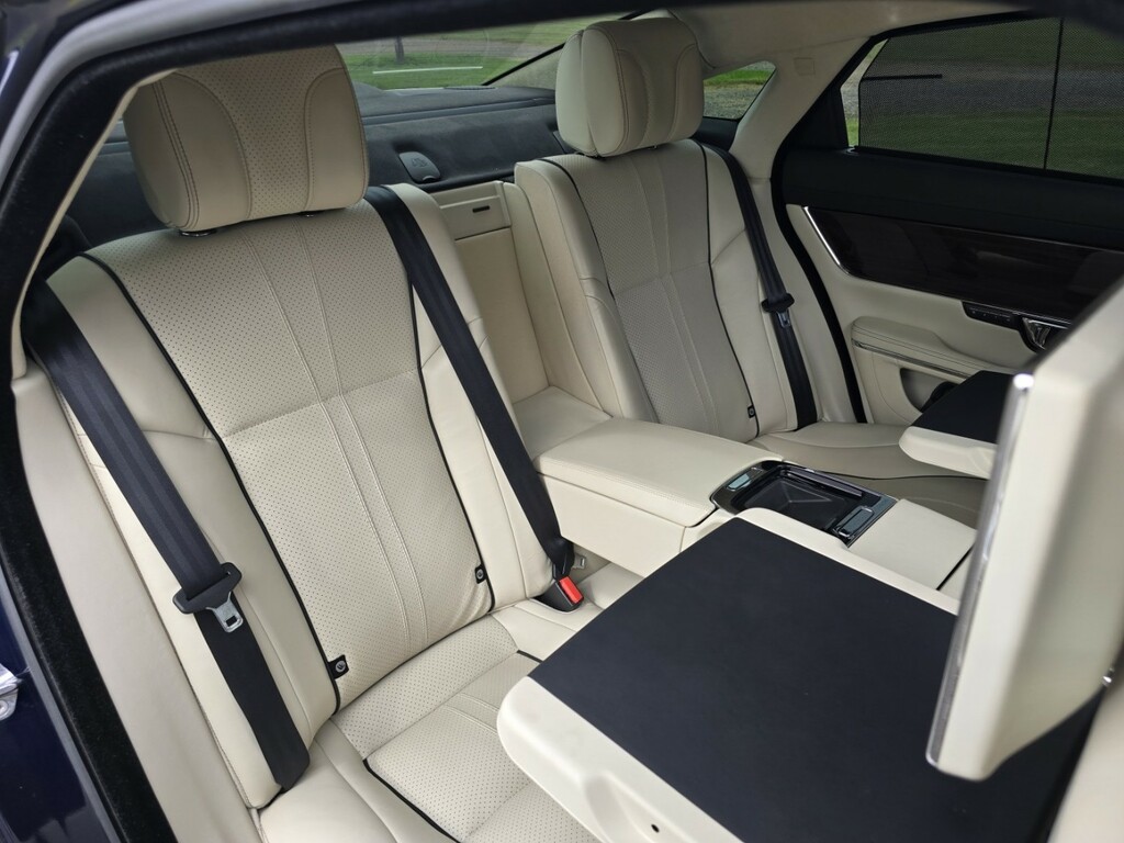 Jaguar XJ Black #19