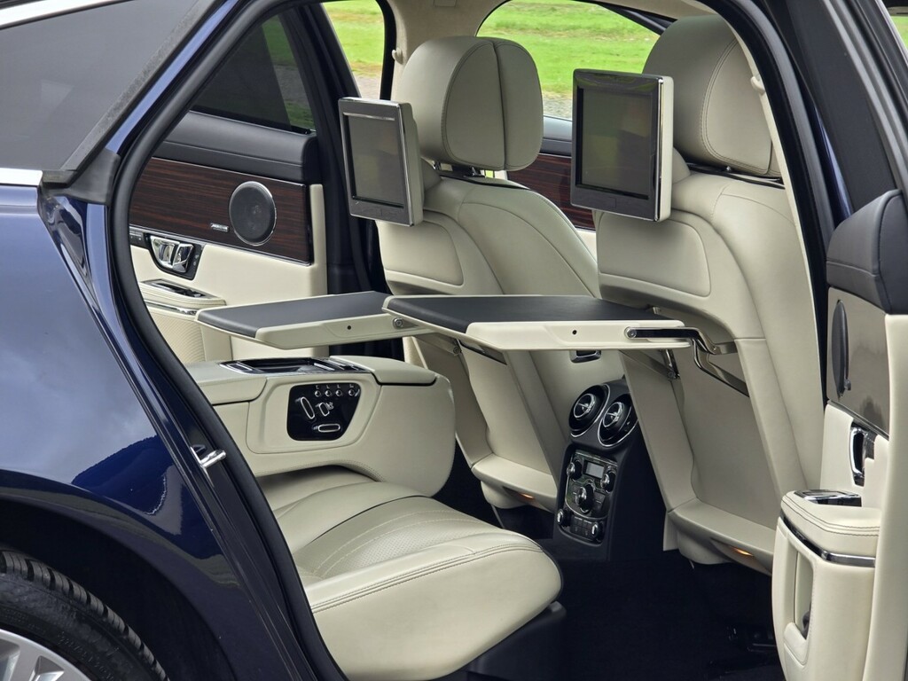 Jaguar XJ Black #60