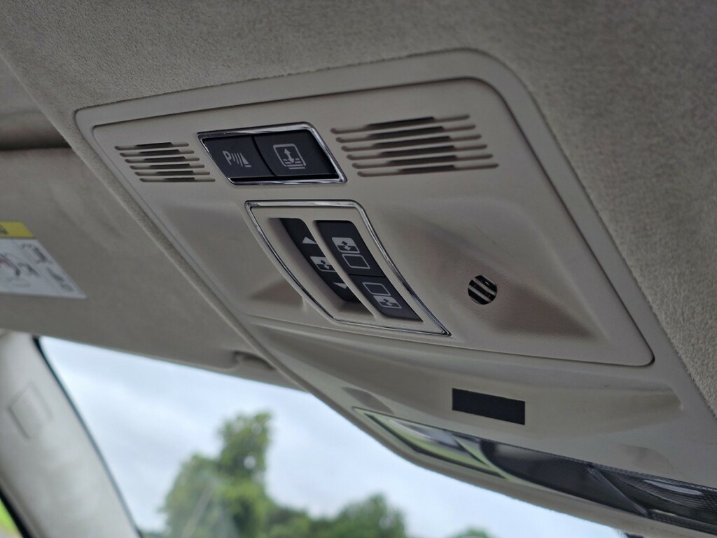Jaguar XJ Black #84