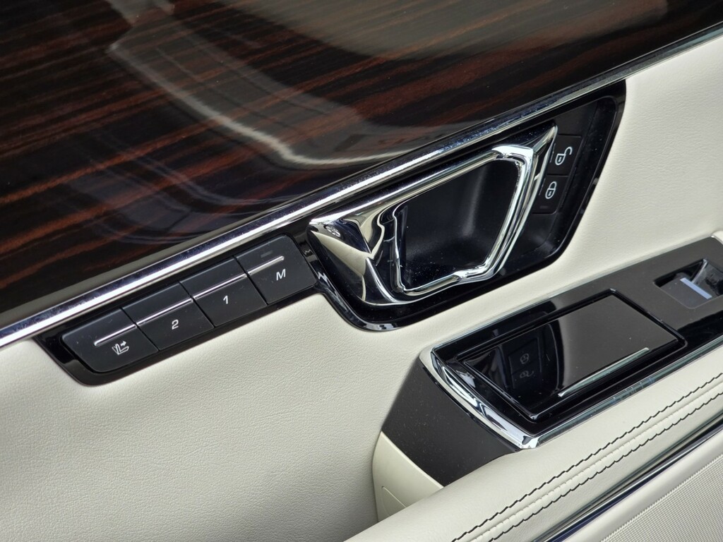 Jaguar XJ Black #54