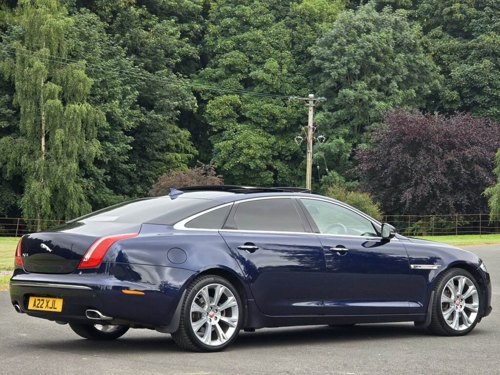 Jaguar XJ Black #37