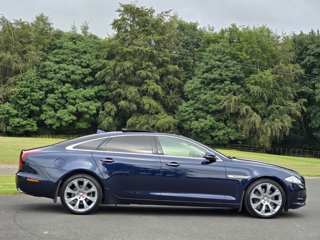 Jaguar XJ Black #33