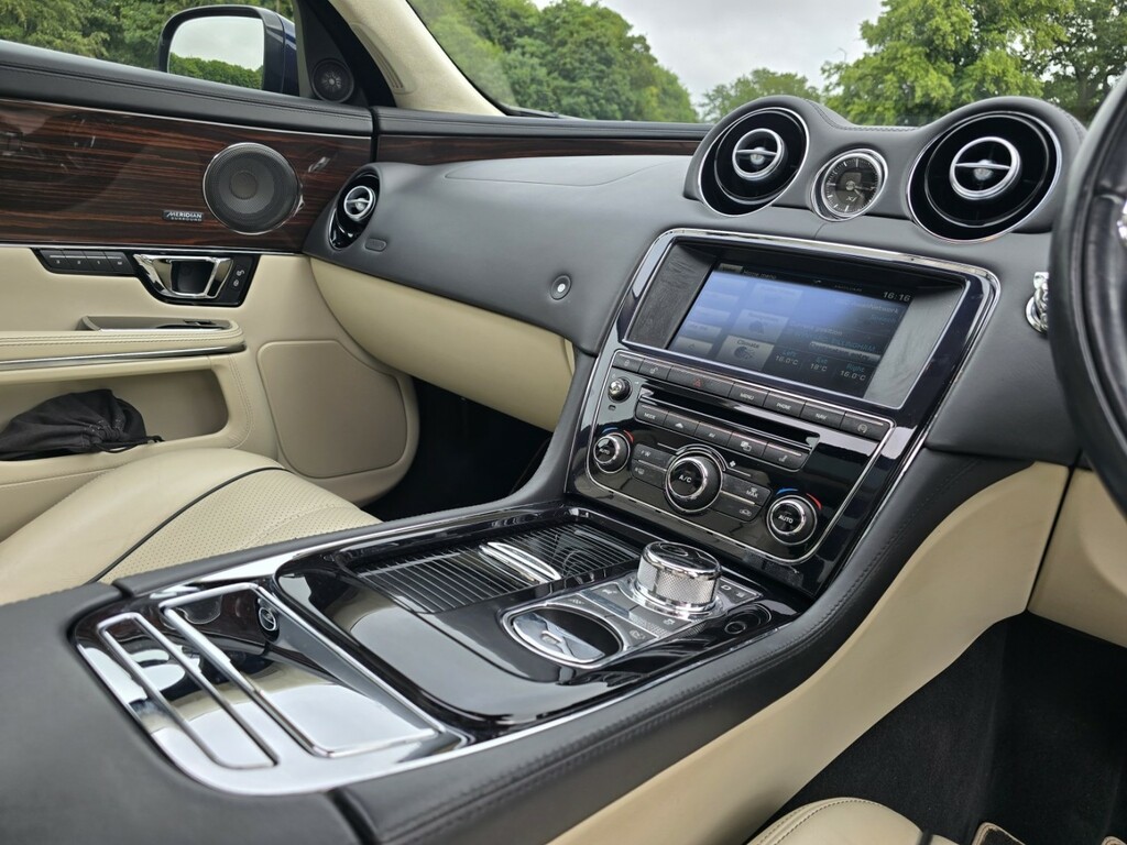 Jaguar XJ Black #22