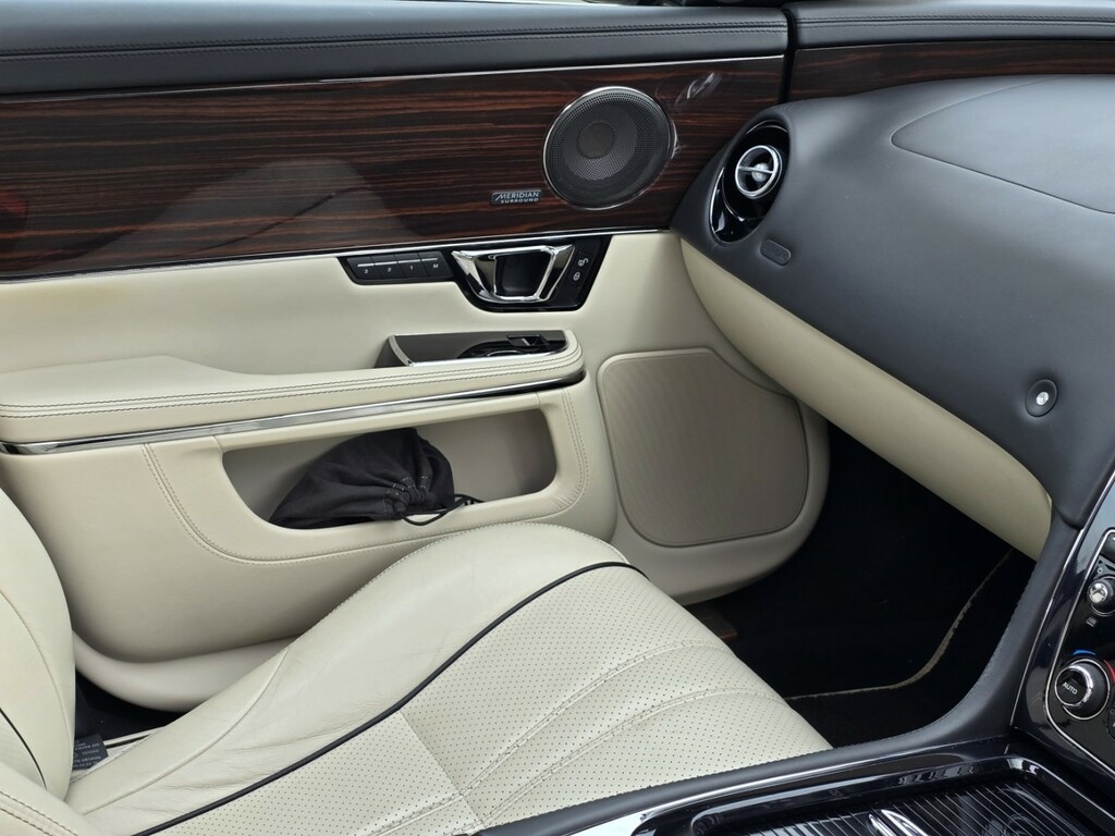 Jaguar XJ Black #25