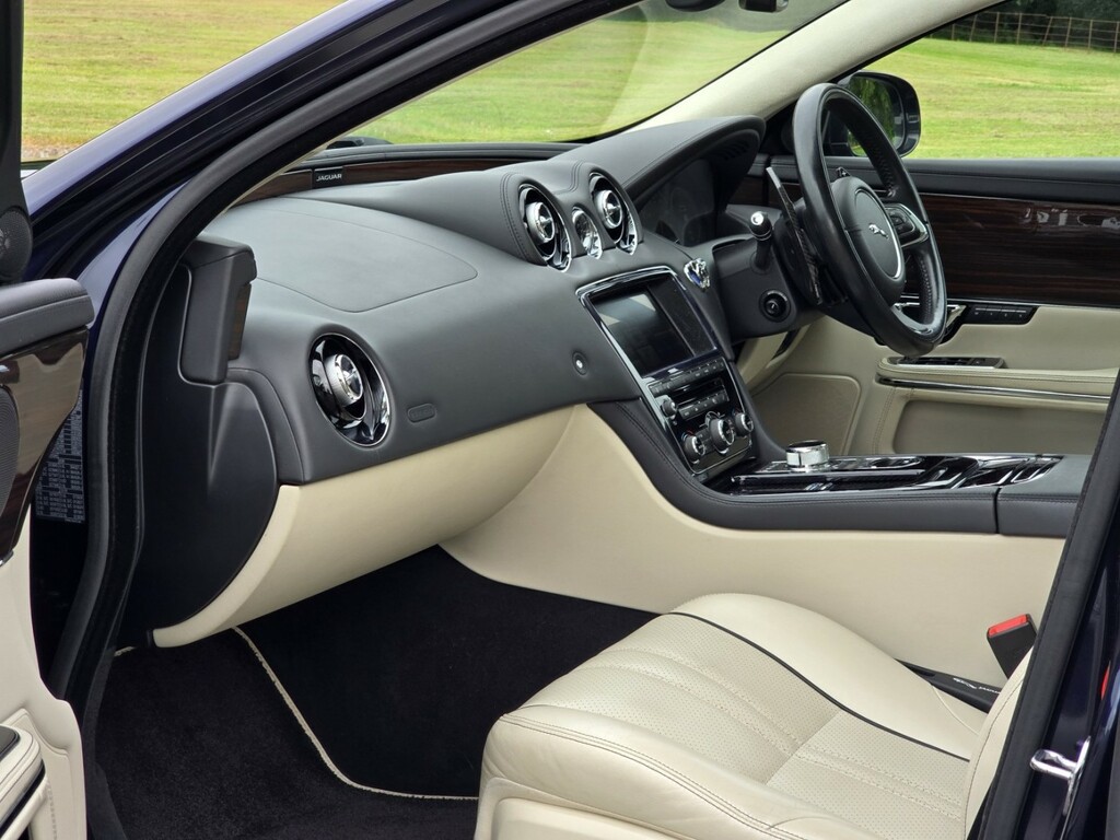 Jaguar XJ Black #61