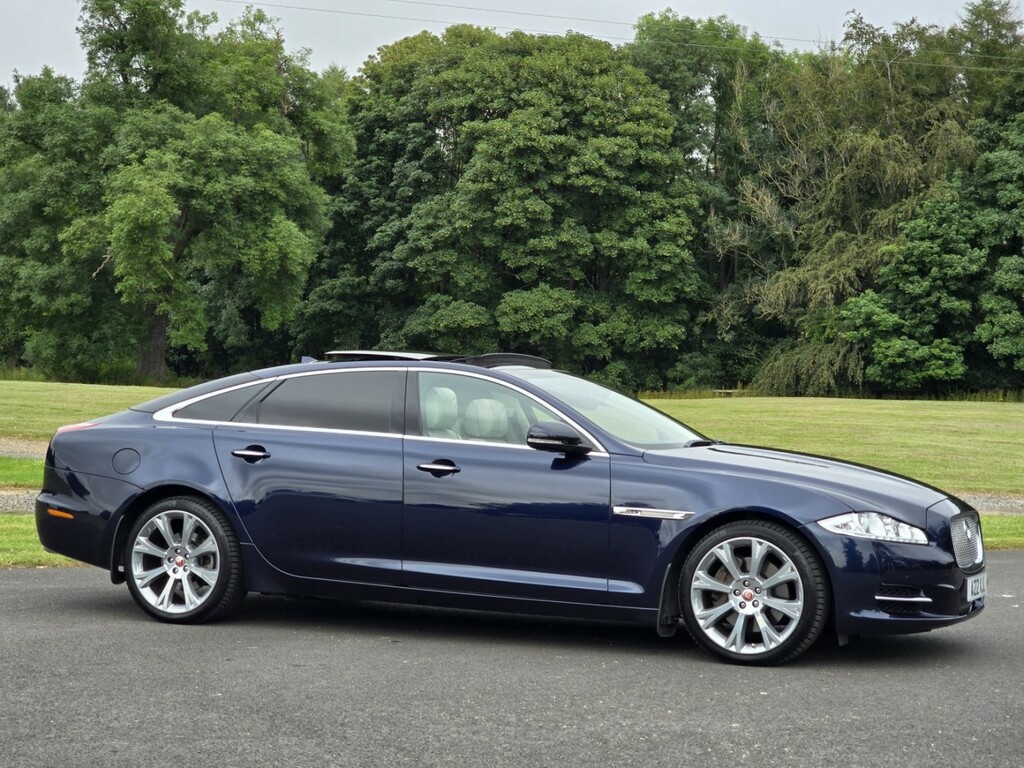 Jaguar XJ Black #32