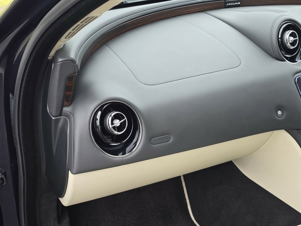 Jaguar XJ Black #67