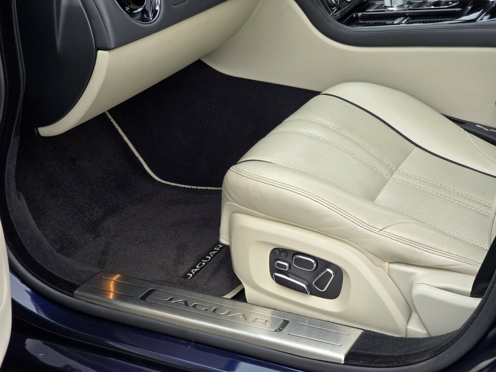 Jaguar XJ Black #62