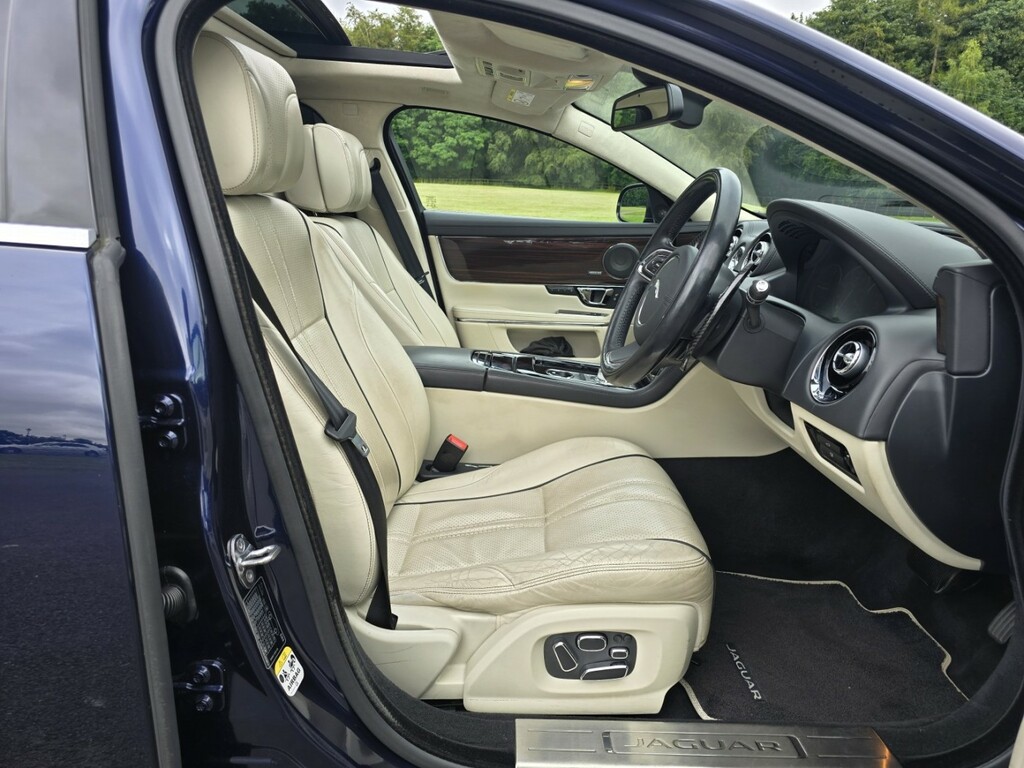Jaguar XJ Black #20