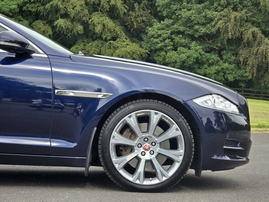 Jaguar XJ Black #34