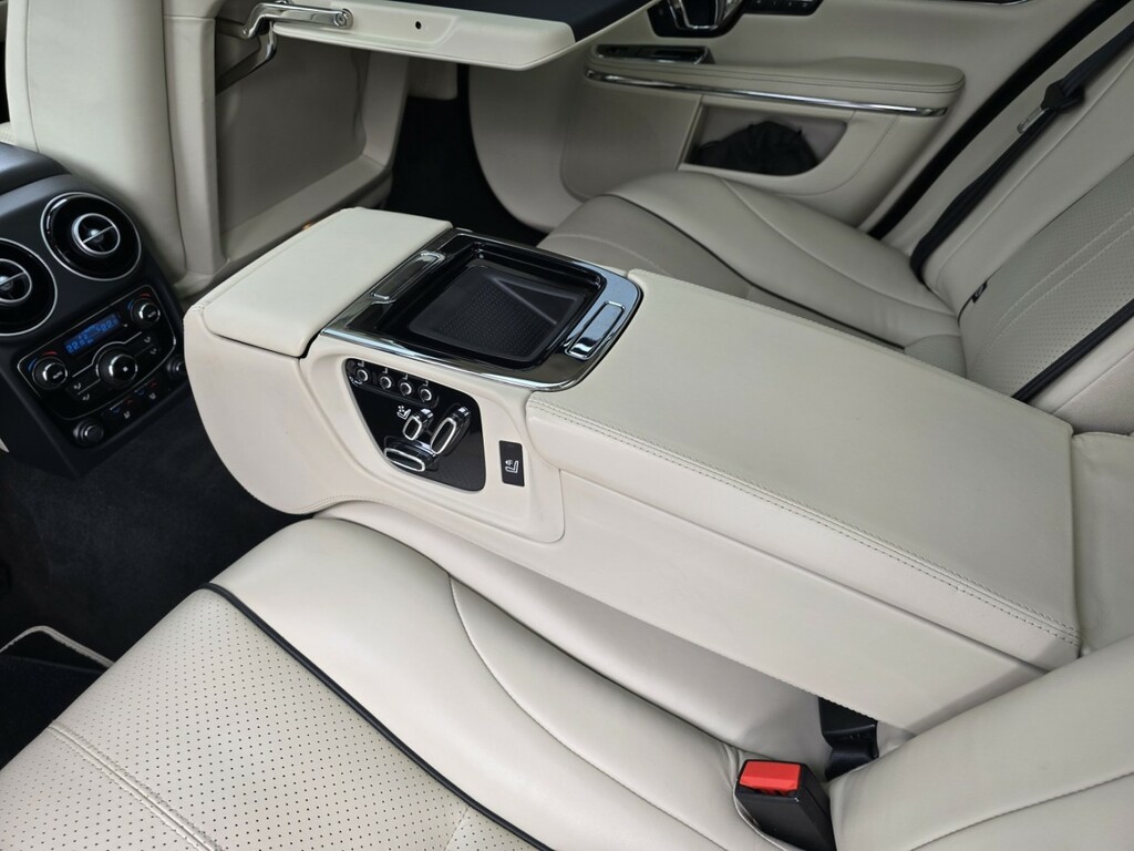 Jaguar XJ Black #52