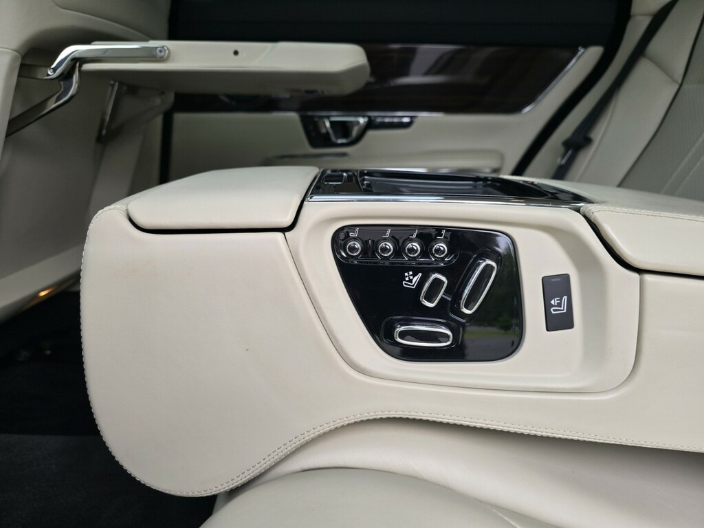 Jaguar XJ Black #50
