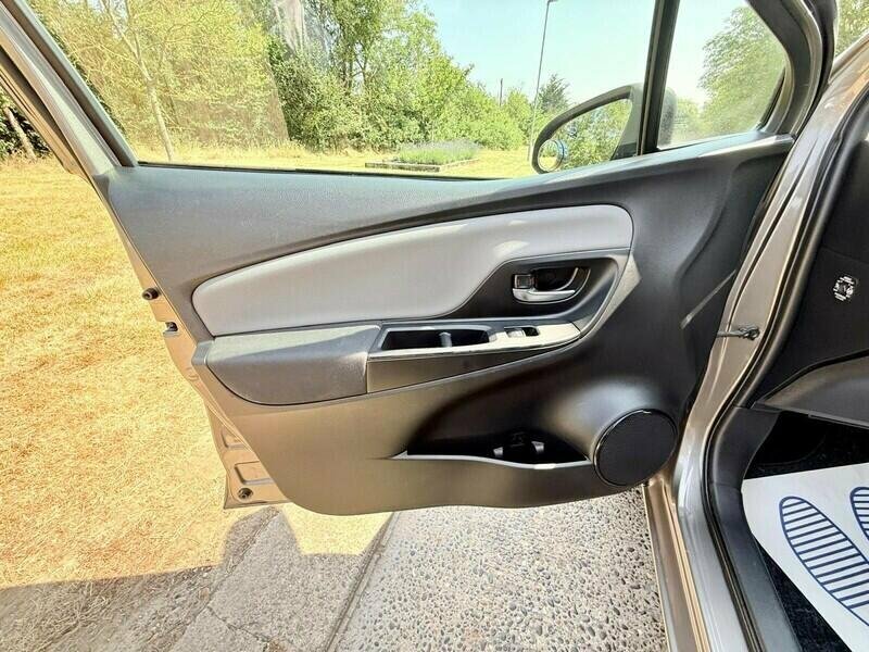 Toyota Yaris Blue Bi-tone Vvt-i Blue #9