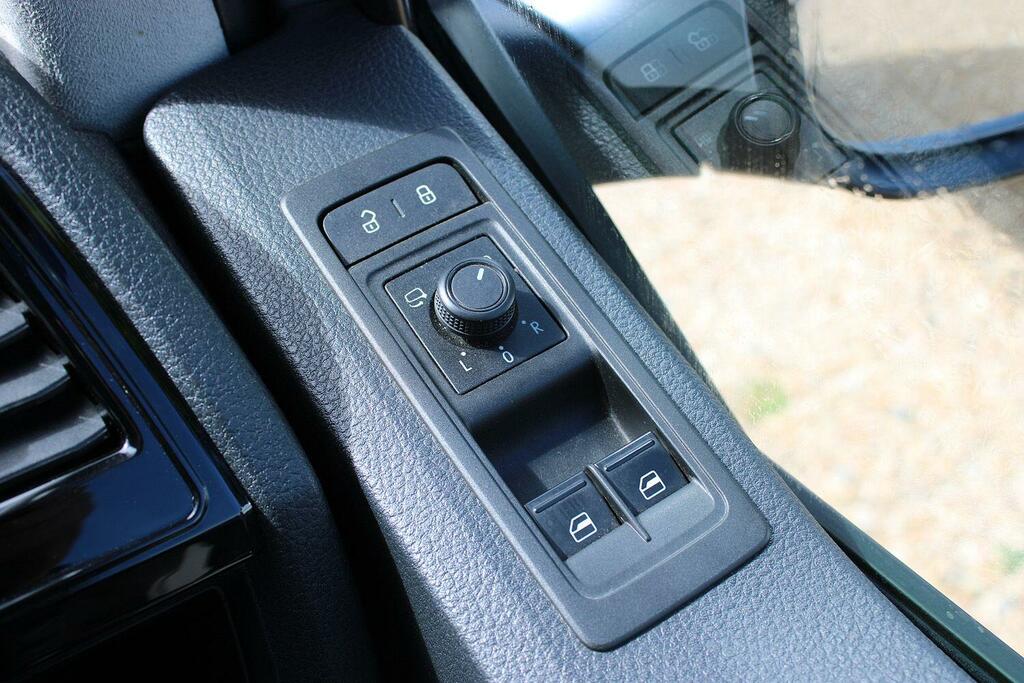 Volkswagen Transporter Sportline 2L 2.0 Bitdi T3bluemotion Tech Window Van Dies Black #6