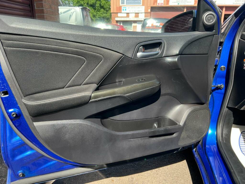 Honda Civic 1.8 I-vtec Sport Navi 140 Bhp White #8