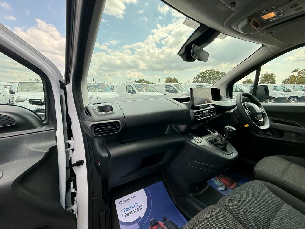 Peugeot Partner Asphalt White #22