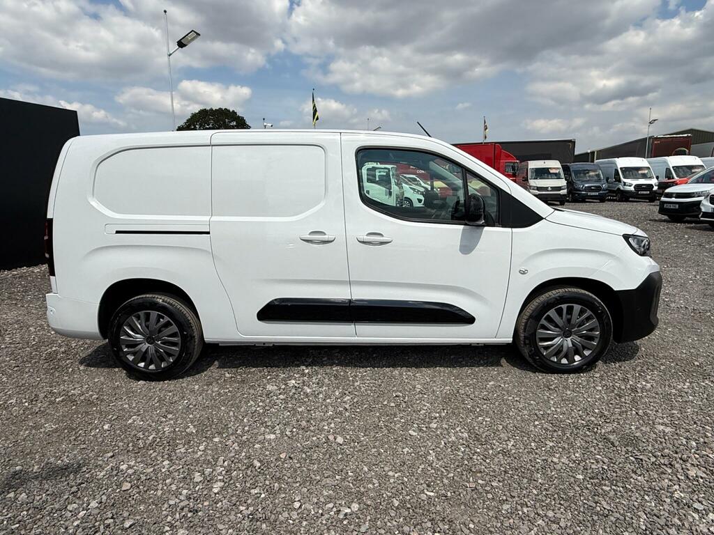 Peugeot Partner Asphalt White #7