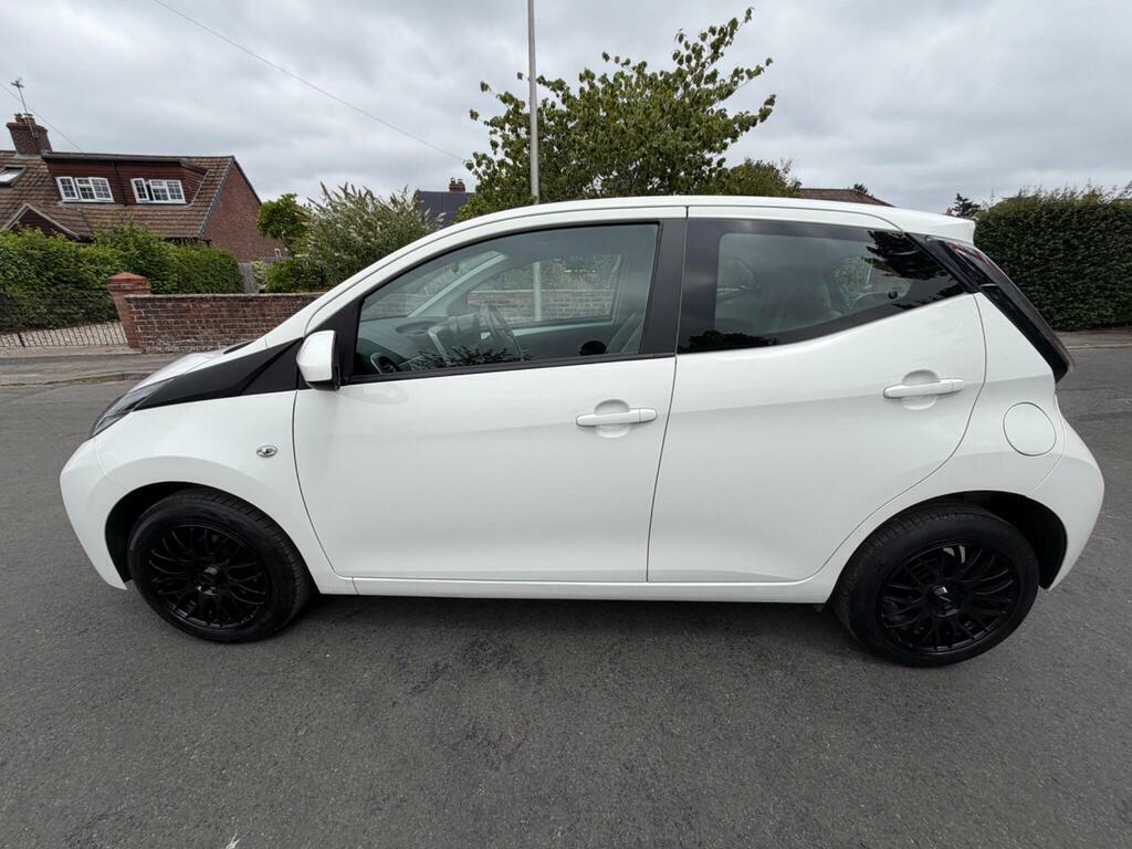 Toyota Aygo 1.0 Vvt-i X-play Euro 6 White #4