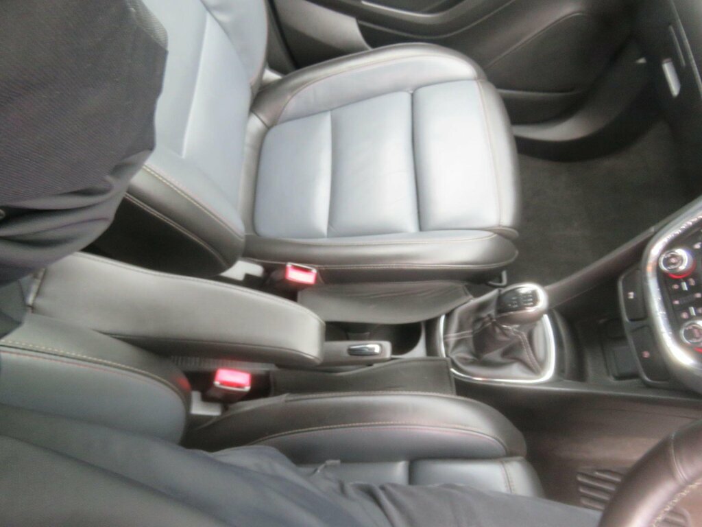 Vauxhall Mokka 1.4T Exclusiv Hatchback White #57