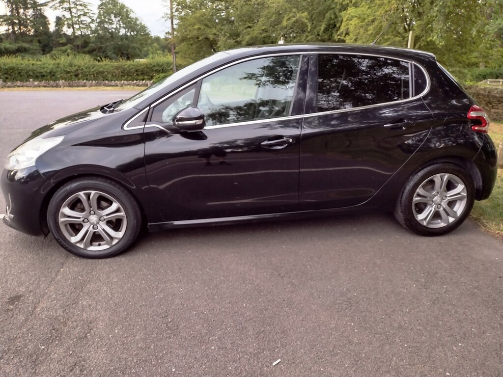 Peugeot 208 1.4 Hdi Allure 20 Tax Black #3