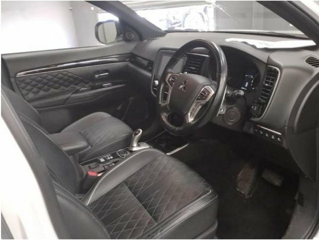 Mitsubishi Outlander 2.4H Twinmotor 13.8Kwh Exceed Safety Suv Petro White #3