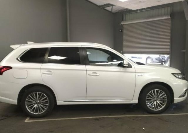Mitsubishi Outlander 2.4H Twinmotor 13.8Kwh Exceed Safety Suv Petro White #2