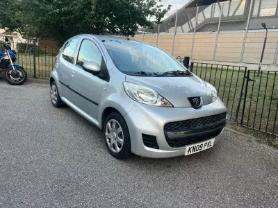 Peugeot 107 1L Urban Red #1